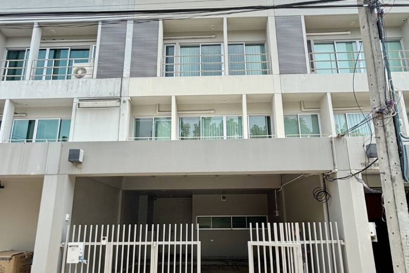ให้เช่า ทาวน์โฮม 3 ชั้น พร้อมเฟอร์ฯ ถนนพัฒนาการ ใกล้ ม.เกษมบัณฑิต